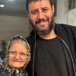 فیلم / مادرِ جواد عزتی بازیگر سریال وحشی: شعر آقای محسن چاوشی را روی سنگ قبر پسرِ دامادم حک کردم ما فقط با آهنگ چاوشی اشک میریختیم
