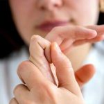 آیا شکستن قولنج منجر به آرتروز می‌شود؟