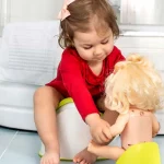 چه زمانی عجله در آموزش توالت رفتن به روان کودک آسیب می زند؟
