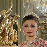 عکس سفر به ایام قدیم  /  فرح پهلوی در حال بازی با خرطوم فیل ! / اوج جوانی فرح در امریکا !