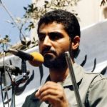 عکس؛ سفر در زمان؛ «سردار سلیمانی» در حال پرتقال خوردن با همرزمان اش در جبهه؛ دهه 60