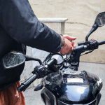 یک مرد باهوش، دختر جوان را از دست سارق موتورسوار نجات داد