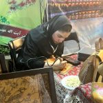 «عارفه»، دختری هنرستانی که با سوخته نگاری چرم به کارآفرینی رسیده است