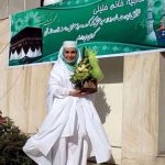 خلاقیت منحصر بفرد ماه چهره خلیلی برای نشان دادن بنر خیر مقدم بازگشت از مکه بالای در خانه اش و عکسی با لباس سفید احرام/روحش شاد و یادش گرامی