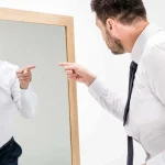 ۵ روش رایج خودسرزنشی که سلامت روان شما را تهدید می‌کند