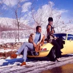 عکس سفر در زمان /  «بهروز وثوقی» با خودروی لوکس در کنار «پوری بنایی» در شمال شهر تهران / دهه 50