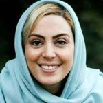 بازیگر سریال گاندو با لباس عروس در کنار دو فرزند خوانده‌اش