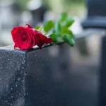 راز گل رز روی قبر چه بود؟ تکاندهنده ترین اتفاق در قبرستان!