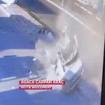 نصف شدن خودرو پس از برخورد شدید با درخت