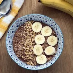 صبحانه‌ای برای خلق خوب/ طرز تهیه کاسه کینوا، کاکائو و موز