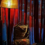 نگاهی به چیدمان خانه مجلل احمد مهرانفر، ارسطوی پایتخت به سبک اروپایی/ از مبلمان فرانسوی، آتشدان، آباژور طلایی، دیوار های دکوراتیوِ سالن پذیرایی و…