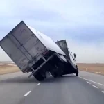 انحراف تریلی حامل باتری در آزادراه قزوین–کرج / سه مصدوم و ترافیک ۷ کیلومتری