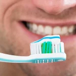 چرا نباید بعد از مسواک زدن دهان خود را بشویید؟