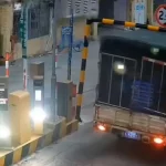 فیلم کنده شدن تابلو ۲.۵ متری توسط کامیون