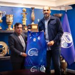 «هیولای شرق» آبی پوش شد/ پیراهن استقلال بر تن حامد حدادی