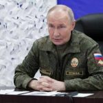 پوتین در اقدامی معنادار لباس نظامی پوشید